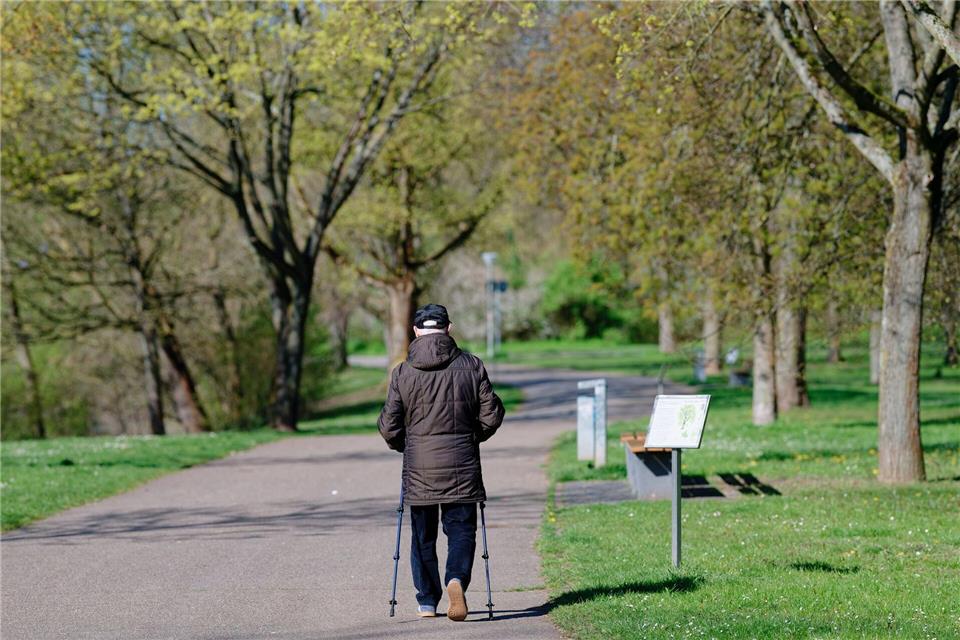 Auch wenn es teils trüb ist - zum Spazierengehen reicht das Osterwetter.Uwe Anspach/dpa