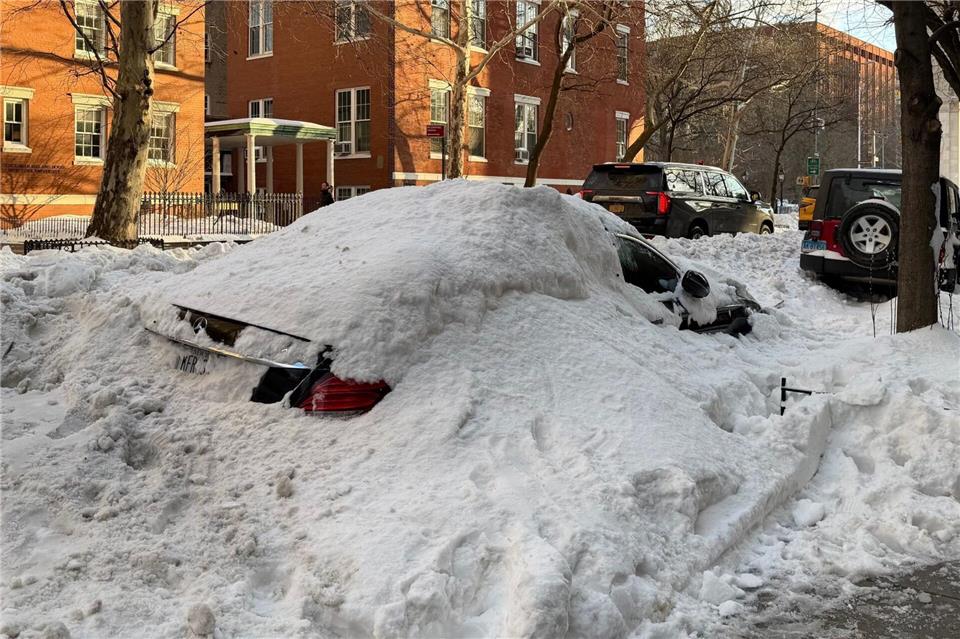 Auch wenn große Teile Deutschlands unter einer weißen Schneedecke liegen - die Menge reicht nicht an die Schneemassen in den USA heran.Jeff Rivera/TheNEWS2 via ZUMA Press Wire/dpa