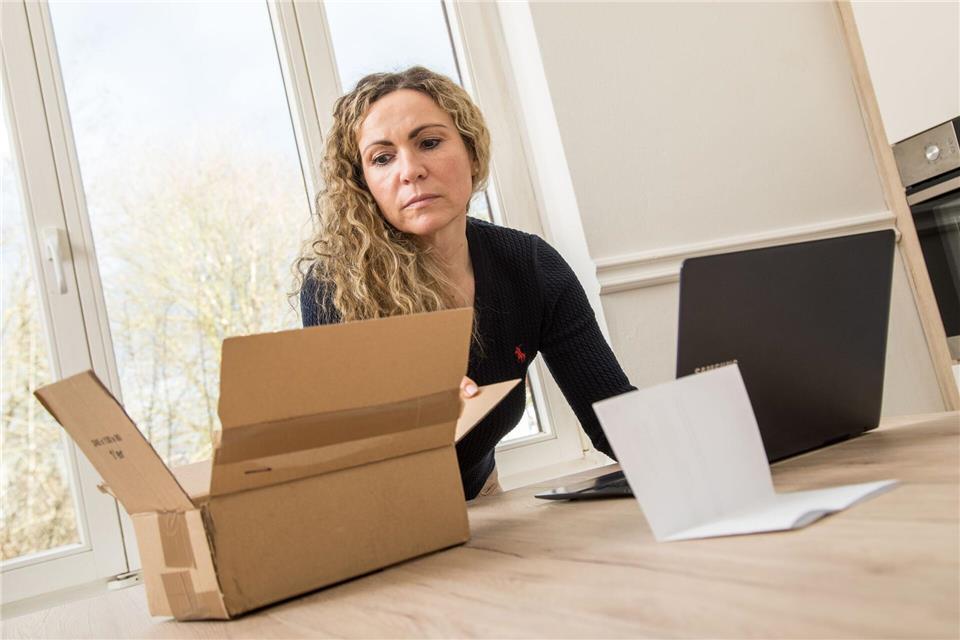 Auch wenn man erst nach der Annahme des Pakets merkt, dass es leer ist, gilt: Hat man keine Ware erhalten, haftet der Händler.picture alliance / dpa Themendienst