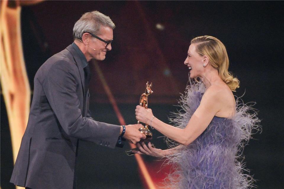 Auch wenn sie ihn nicht verstand, dankte Blanchett Götz Otto für die netten Worte. Peter Kneffel/dpa