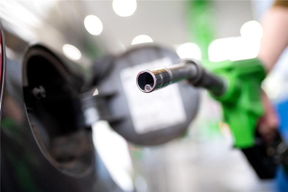 Auch wenn sie ihr Auto schon neben der Zapfsäule geparkt hatte, kam die 37-Jährige nicht zum Tanken. Kurz darauf endete der Tankversuch für sie mit einem Schlag ins Gesicht. (Symbolbild)Sven Hoppe/dpa