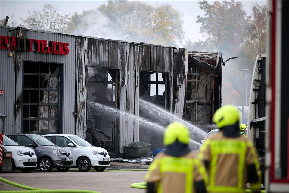 Explosion in Lkw-Werkstatt - zwei lebensgefährlich Verletzte  Auch wurden mehrere Fahrzeuge auf dem Gelände beschädigt.Bernd Thissen/dpa