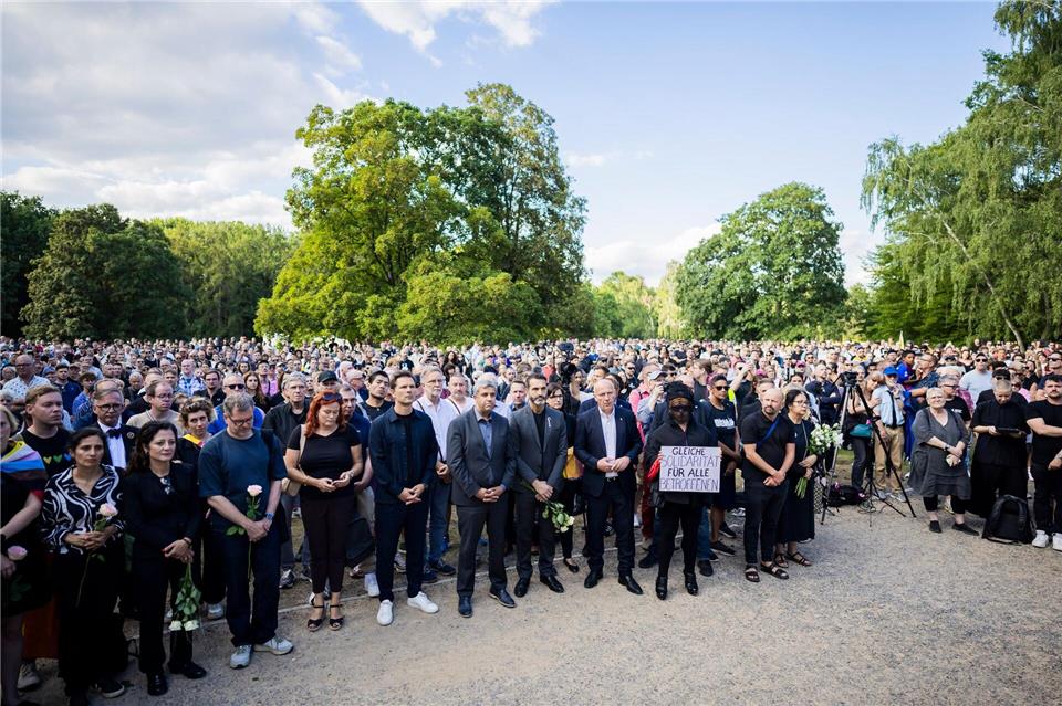 Auch zahlreiche Vertreter der Landespolitik wie der Regierende Bürgermeister Kai Wegner (CDU, in der Mitte stehend) nahmen an der Mahnwache teil. Christoph Soeder/dpa