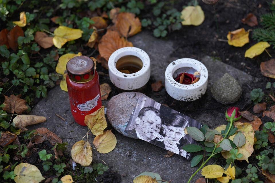 Auch zehn Jahre nach dem Tod des Alt-Kanzlers legen Menschen Dinge zu seinem Gedenken am Grab nieder. Marcus Brandt/dpa