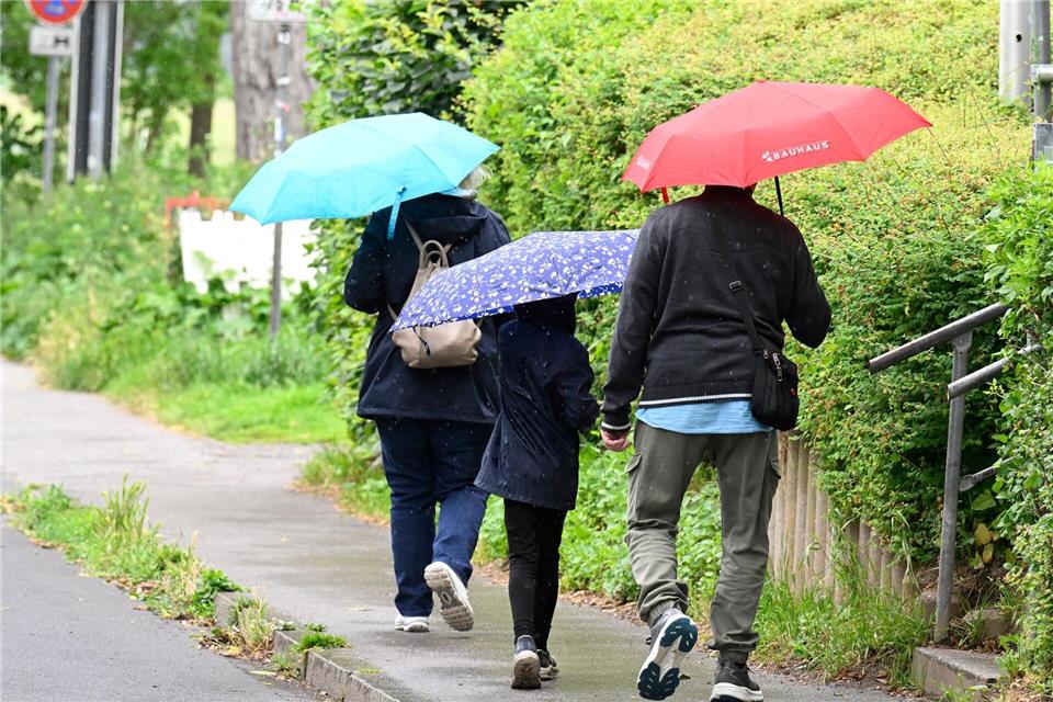 Auch zu Beginn der neuen Woche sollten die Menschen in Nordrhein-Westfalen ihre Regenschirme bereithalten. (Symbolbild)Roberto Pfeil/dpa