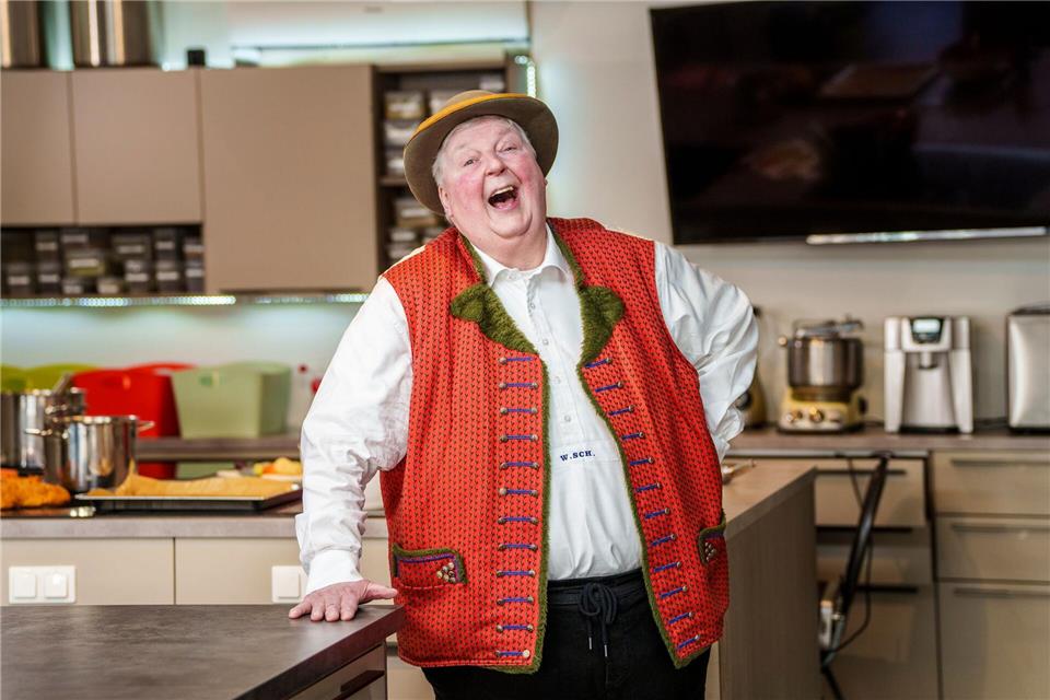 Auch zu Hause steht der „Wildecker Herzbube“ Wolfgang Schwalm gerne mal am Herd.Andreas Arnold/dpa