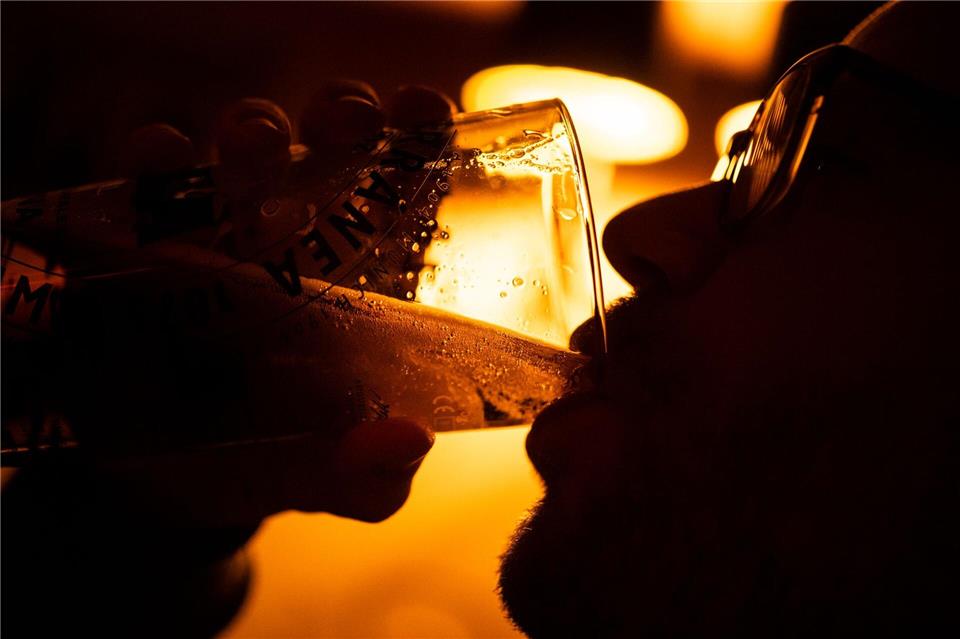 Auch (zu) viel getrunken? Im Januar wollen viele Menschen auf Alkohol verzichten - nicht allen fällt es leicht.Franziska Gabbert/dpa-tmn