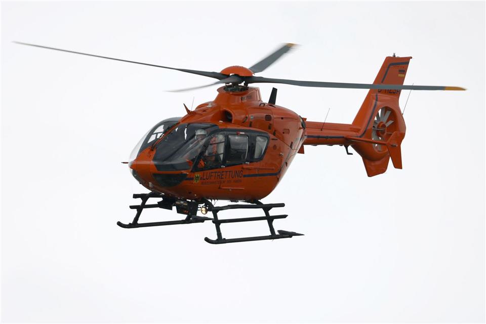 Schwerer Unfall: Drei Menschen verbrennen in E-Auto Auch zwei Rettungshubschrauber waren an der Unfallstelle im Einsatz. (Symbolbild)Oliver Berg/dpa