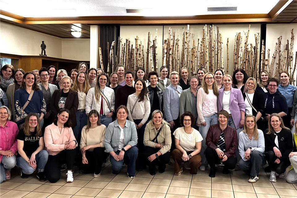 Auch zwei ehemalige Lehrer waren zum Klassentreffen gekommen.