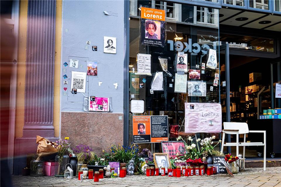 Auch zwölf Monate nach den tödlichen Schüssen auf Lorenz legen Menschen Blumen, Kerzen und Plakate am Tatort nieder. (Archivbild)Sina Schuldt/dpa