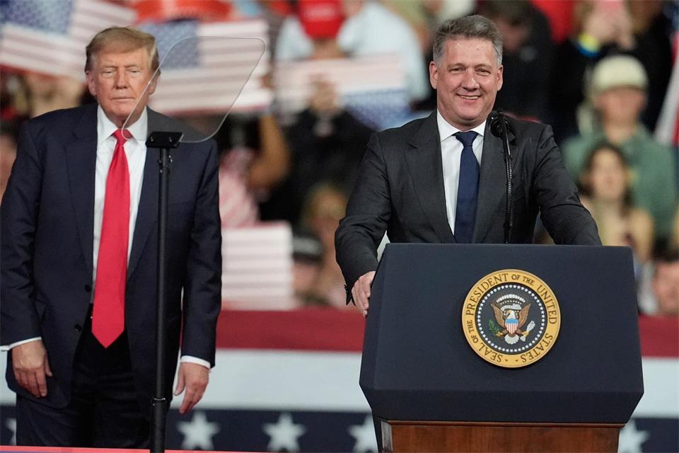 Audi-Chef Döllner war bei einer Wahlkampfveranstaltung von US-Präsident Trump in Georgia aufgetreten. (Archivbild)Mike Stewart/AP/dpa