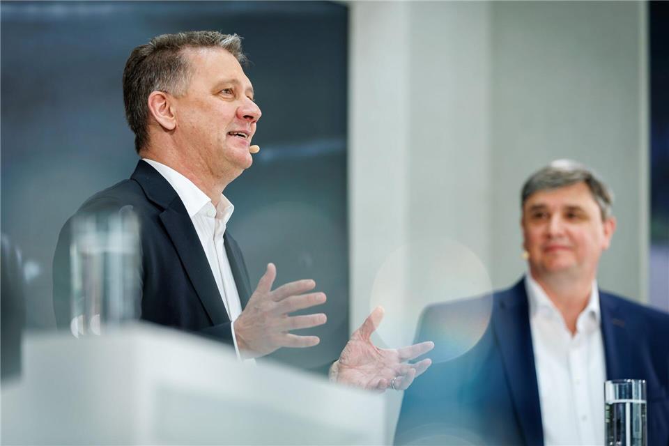 Audi-Chef Gernot Döllner (l) und Finanzvorstand Jürgen Rittersberger legten überraschend gute Zahlen vor. Daniel Karmann/dpa