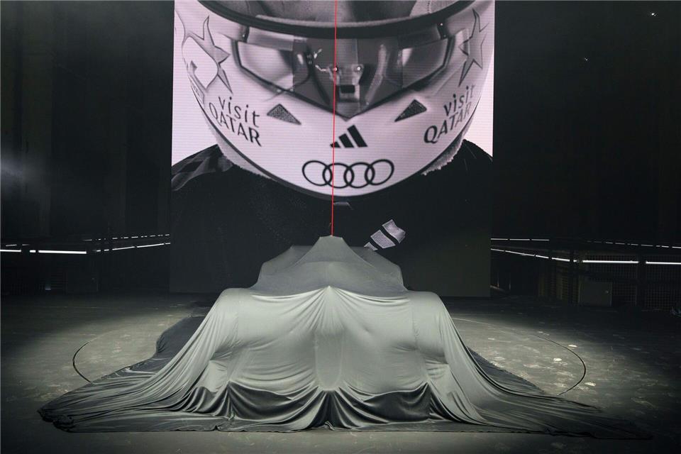 Audi bot wenige Wochen vor seiner Formel-1-Premiere ein großes Spektakel - zunächst war der Rennwagen noch verhüllt.Soeren Stache/dpa