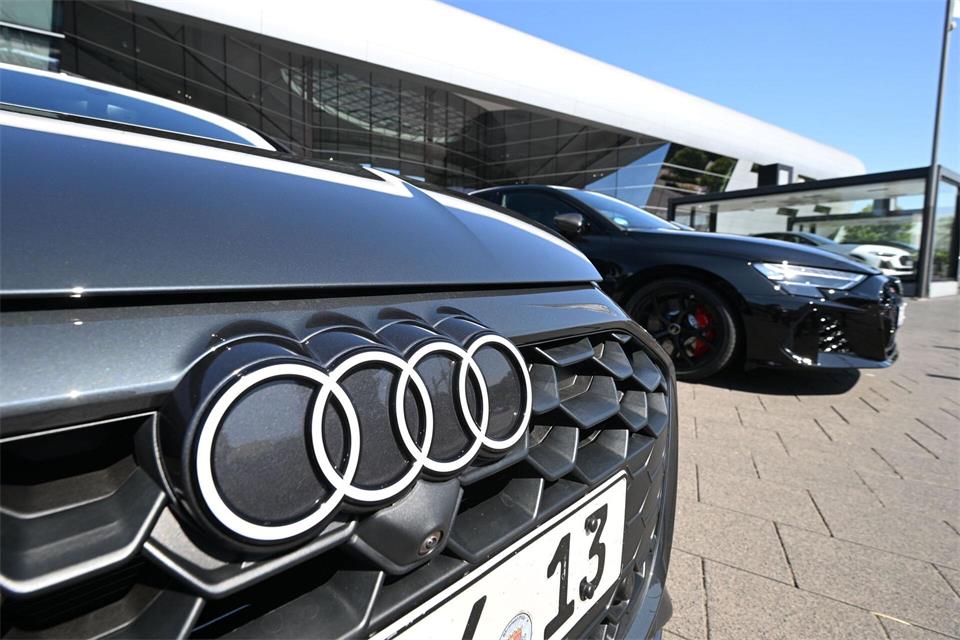 Audi fordert den Betriebsrat zu Gesprächen über die künftige Aufstellung des Unternehmens auf. (Archivbild)Bernd Weißbrod/dpa