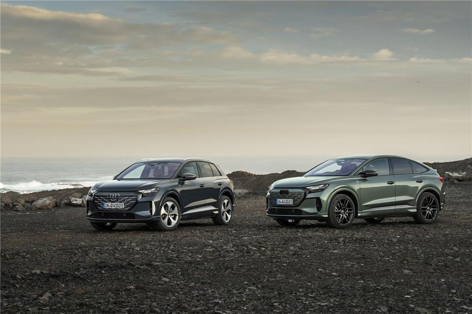 Audis Q4 e-tron (l) und Q4 Sportback e-tron sollen ab 47.500 Euro ab Mai bestellbar sein und im Sommer auf die Straße kommen.Audi AG/dpa-tmn