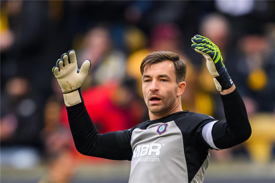 Aue-Keeper Martin Männel kassierte gegen Hoffenheim fünf Gegentore. (Archivbild)Robert Michael/dpa