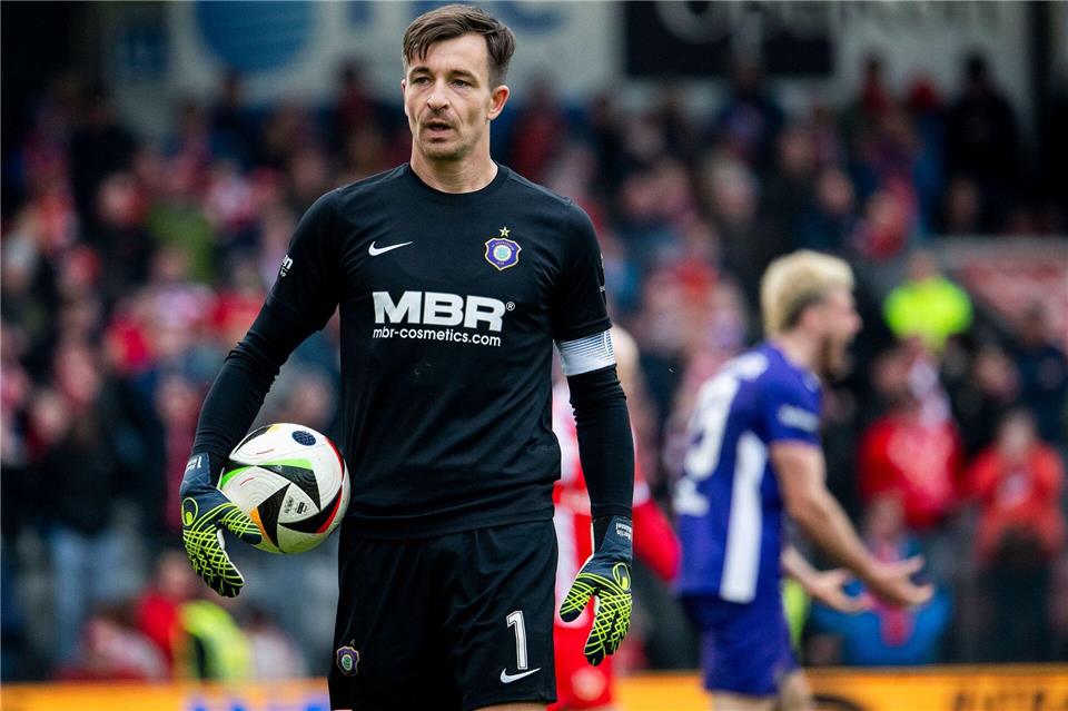 Aues Kapitän Martin Männel parierte in seinem 550. Pflichtspiel für den FC Erzgebirge unter anderem einen Foulstrafstoß. (Archivbild) Julius Frick/dpa