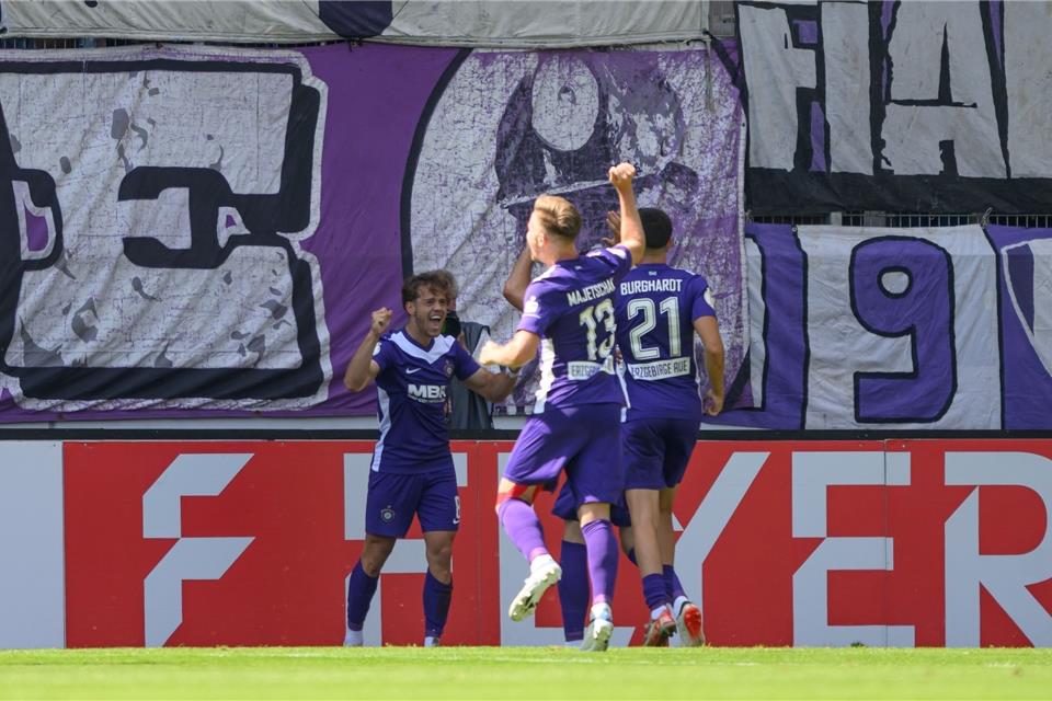 Aues Mika Clausen (l) jubelt nach seinem Tor zum 1:0 mit Erik Majetschak (M) und Maxim Burghard
