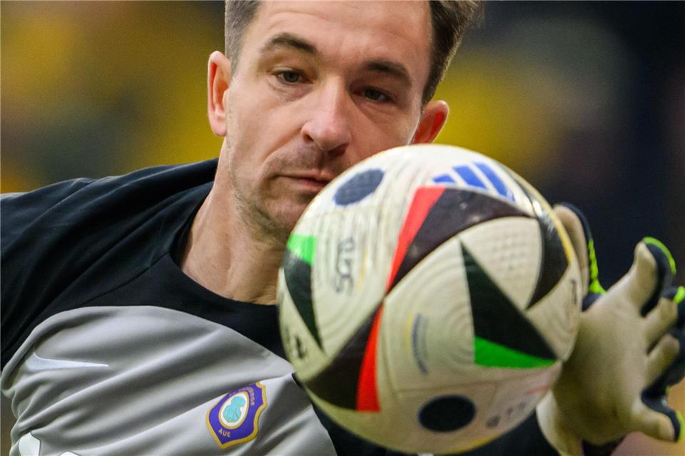 Aues Torhüter Martin Männel verhinderte beim Spiel in Köln zunächst noch einen Rückstand. (Archivbild)Robert Michael/dpa