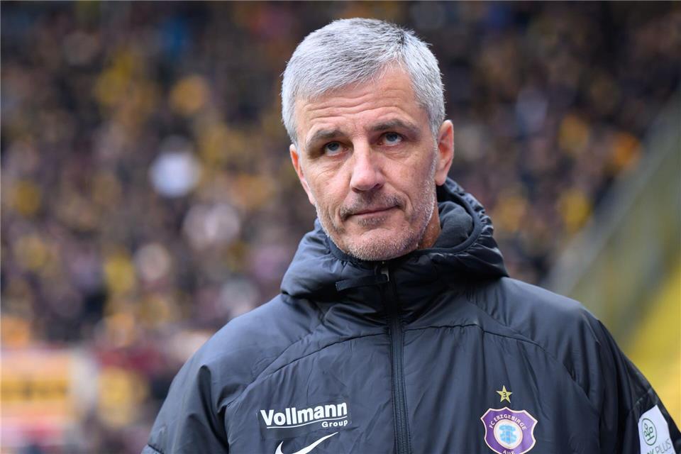 Aues Trainer Jens Härtel ging mit seinem Team gegen Dortmund in Führung.  Robert Michael/dpa