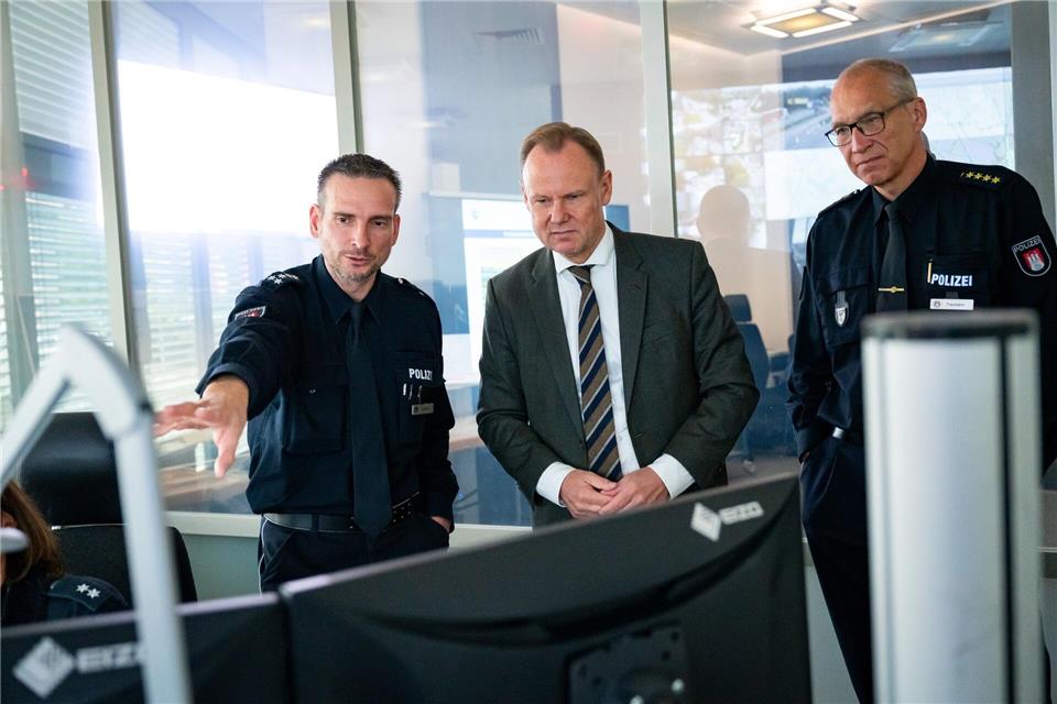 Auf 24 großen Bildschirmen haben die Beamten besonders kritische Verkehrspunkte im Blick.Jonas Walzberg/dpa