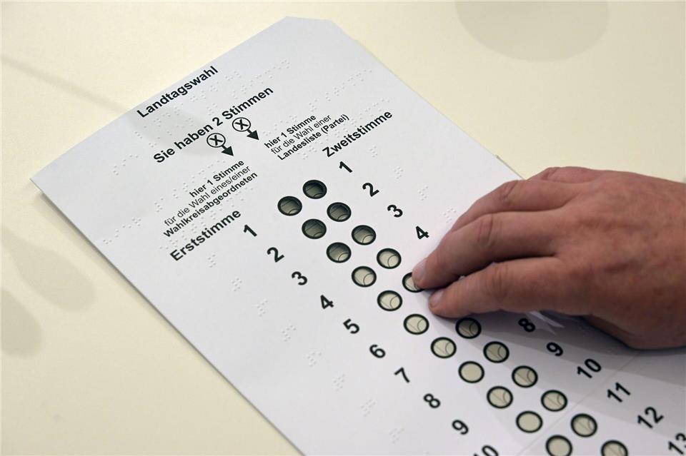 Auf Anforderung werden Stimmzettelschablonen kostenlos ausgegeben. (Symbolbild)Michael Bahlo/dpa
