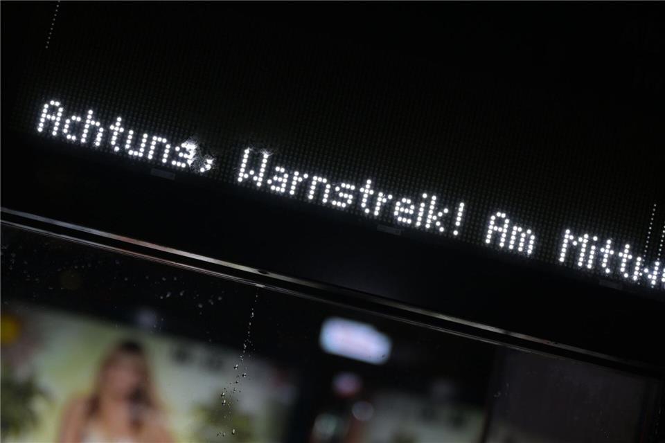 Auf Anzeigetafeln wird auf den Warnstreik hingewiesen. Malin Wunderlich/dpa