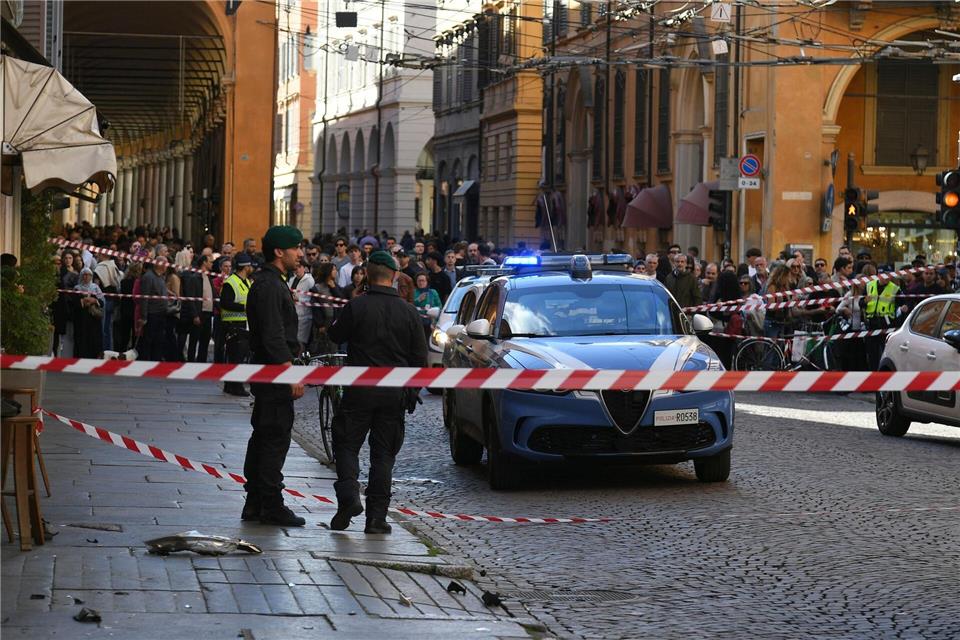 Auf Aufnahmen von Sicherheitskameras war zu sehen, wie der Kleinwagen mehrere Menschen erfasst hat und wie diese regelrecht durch die Luft geschleudert werden.Uncredited/LaPresse/AP/dpa
