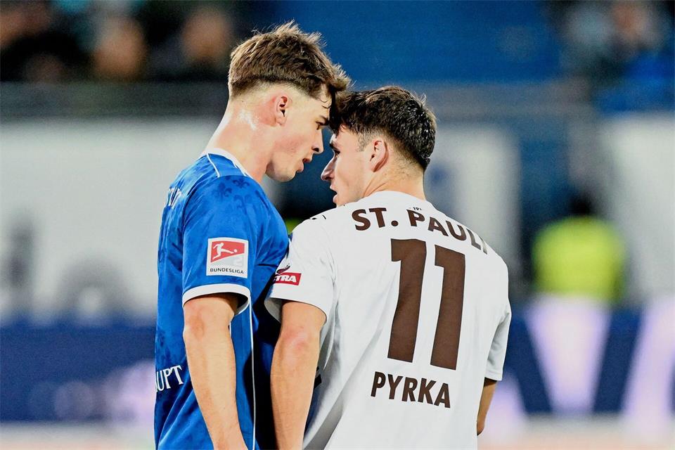 Auf Augenhöhe? Noah Weißhaupt (l.) und Arkadiusz Pyrka geraten einander. Uwe Anspach/dpa