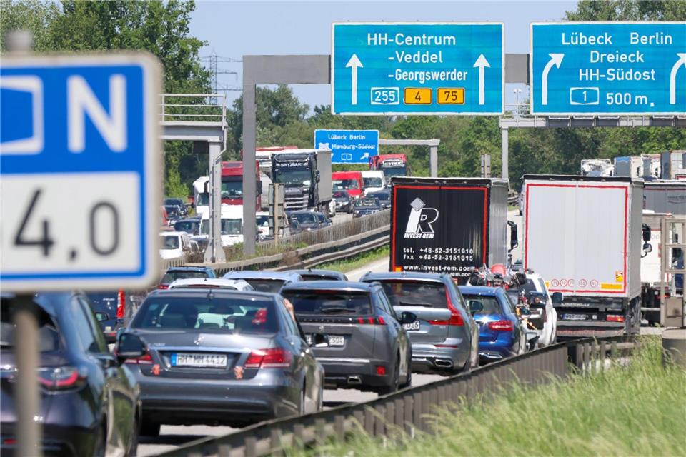 Auf Ausweichrouten wie der A 1 staut es sich am Wochenende. (Archivbild)Bodo Marks/dpa