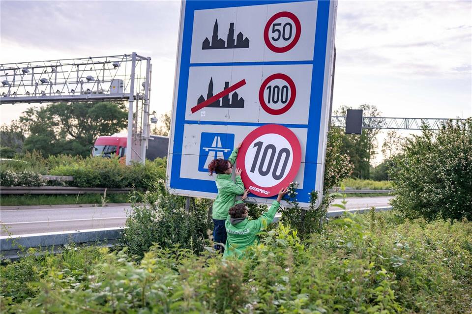 Auf Autobahnen gilt ... ein Tempo-100-Tempolimit? So zumindest wollen es Greenpeace-Aktivistinnen, hier bei der Aktion am Montagmorgen in Aachen. Benjamin Westhoff/dpa