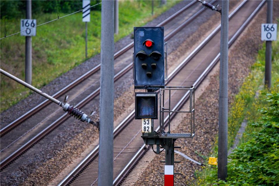 Auf Bahnreisende im Sauerland kommen vor allem 2027 lange Streckensperrungen zu - eine erste Bauphase beginnt aber schon am Montag. (Symbolbild)Jens Büttner/dpa