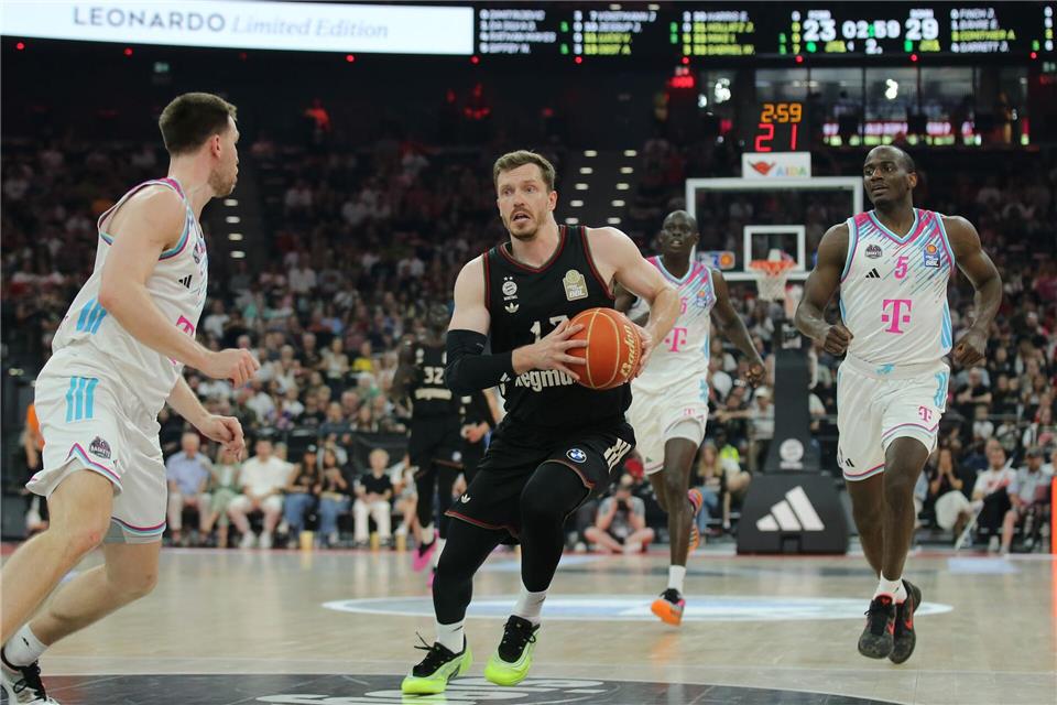 Auf Bayern-Star Andreas Obst (M) wird es im Playoff-Finale ganz besonders ankommen. (Archivbild)Matthias Stickel/dpa