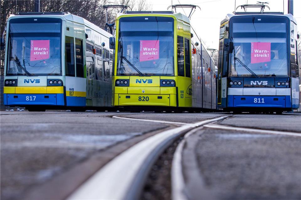 Auf Bus und Straßenbahn warten viele Menschen in Mecklenburg-Vorpommern am Montag wohl vergeblich. (Archivbild)Jens Büttner/dpa