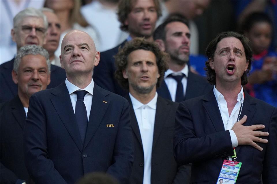 Auf Diego Forlán (M) wartet wohl eine neue Aufgabe. (Archivbild)Lynne Sladky/AP/dpa
