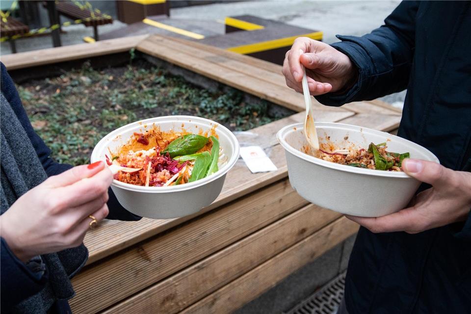 Auf Einwegverpackungen und Wegwerfgeschirr müssen Imbissbuden-Betreiber und Restaurants in Potsdam ab Juli Verpackungssteuer zahlen. (Symbolbild)Bernd von Jutrczenka/dpa
