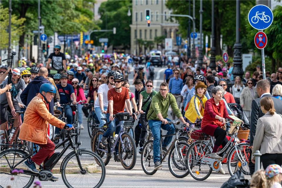 Auf Fahrrädern ziehen Hunderte Menschen durch München.Armin Weigel/dpa