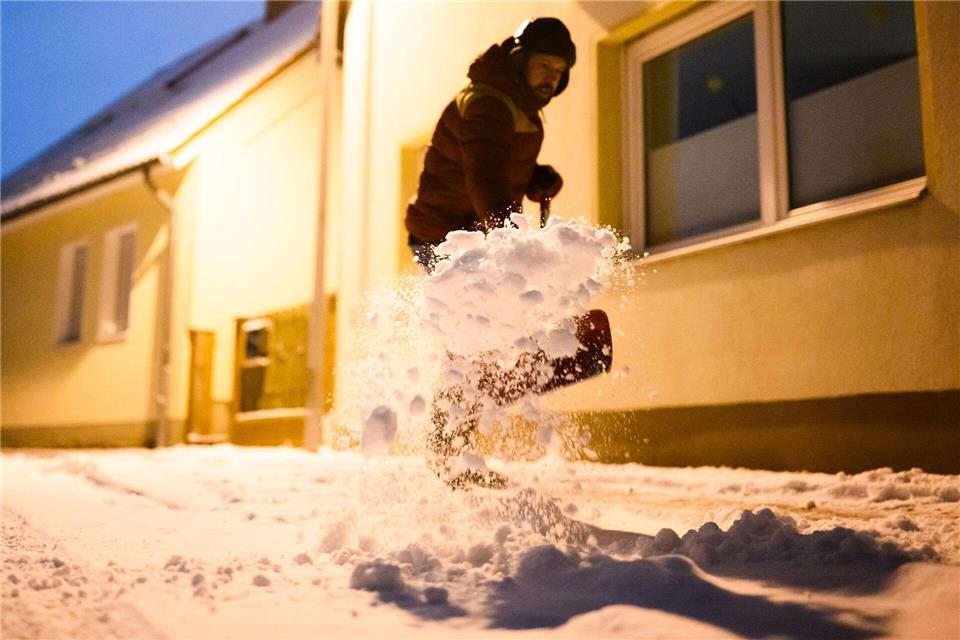 Auf Gehwegen musste Schnee geschippt werden.Julian Stratenschulte/dpa