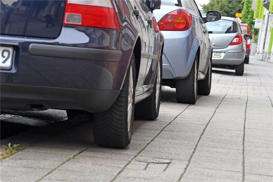 Auf Gehwegen parkende Autos versperren Rollstühlen oder Kinderwagen häufig den Weg. (Symbolbild)Uli Deck/dpa