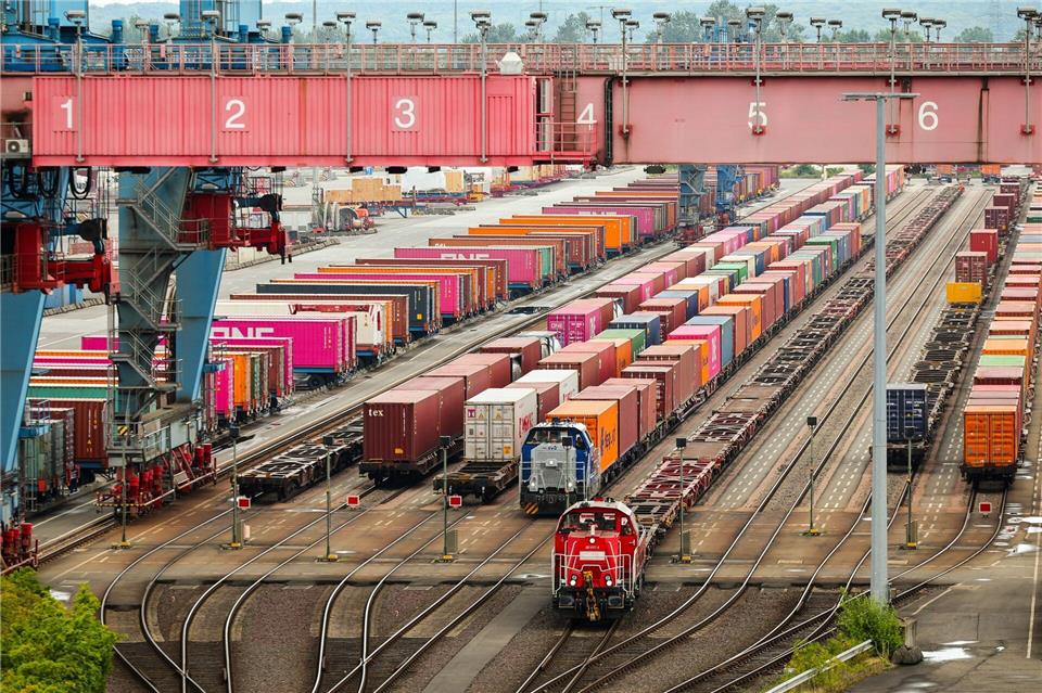 Auf Gleisen der Hafenbahn in der Nähe des Container-Terminals Altenwerder ist es zu einem Frontalzusammenstoß gekommen. (Symbolbild)Christian Charisius/dpa