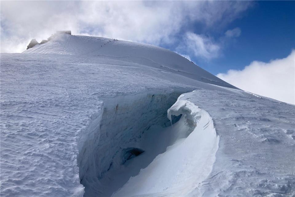 Auf Gletschern bedeuten Spalten eine besondere Gefahr. Sabine Dobel/dpa