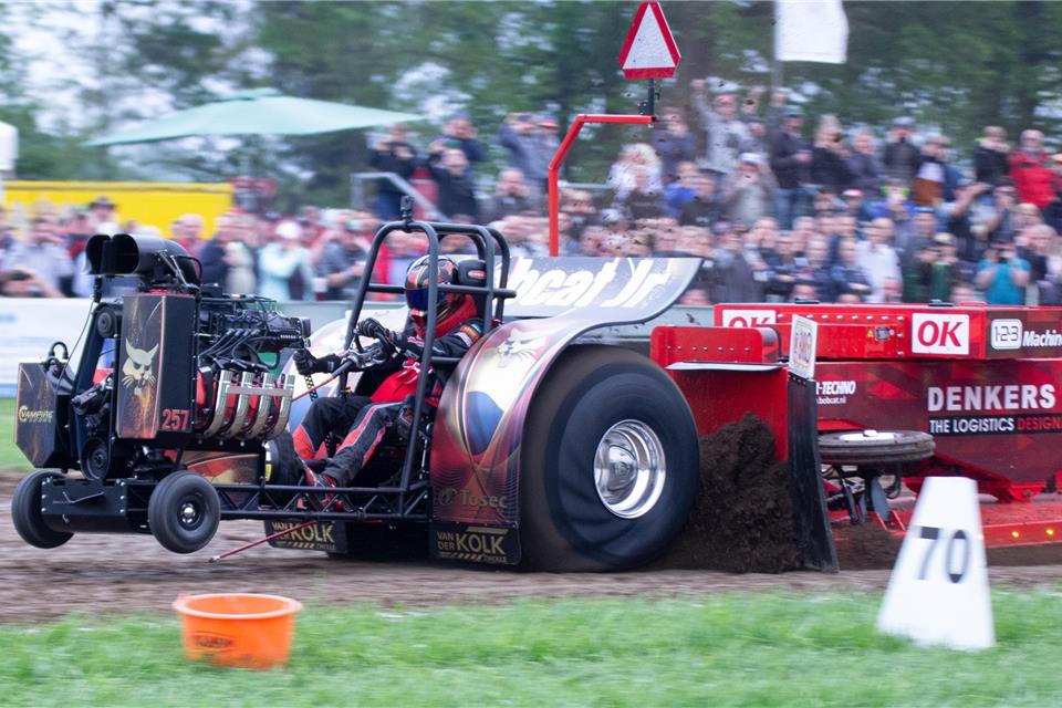 Auf Hof Paus duellieren sich Traktor-Fahrer.