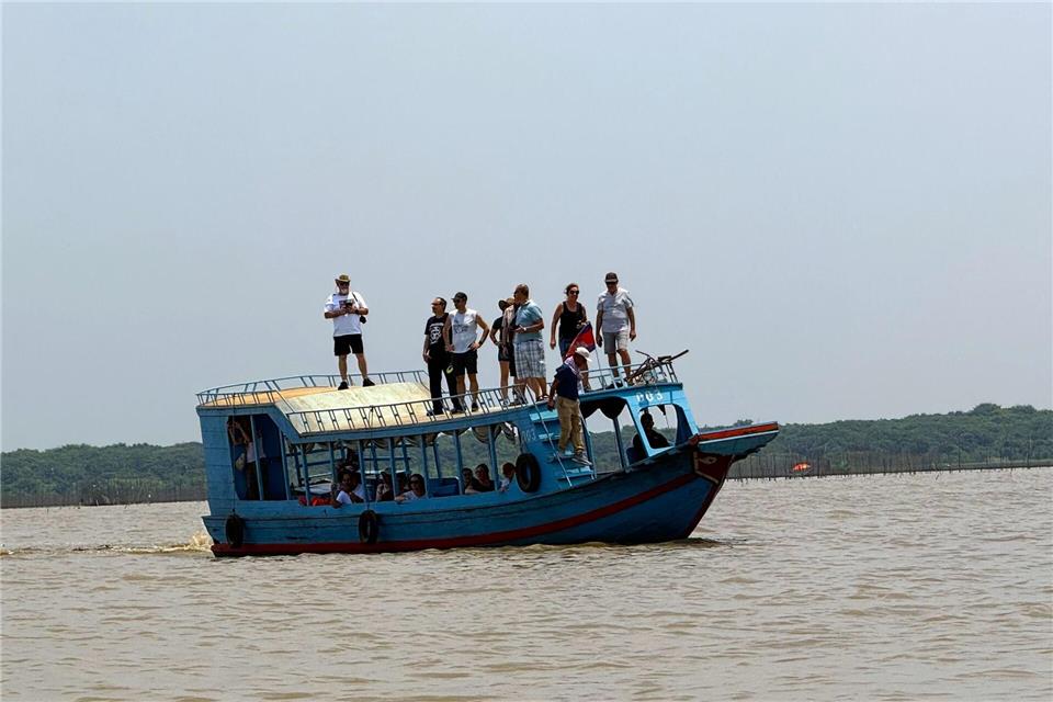 Auf Holzbooten über den See: Für Touren auf dem Tonle Sap gibt es eine große Auswahl an Anbietern - oder man bucht direkt im Hotel.Carola Frentzen/dpa