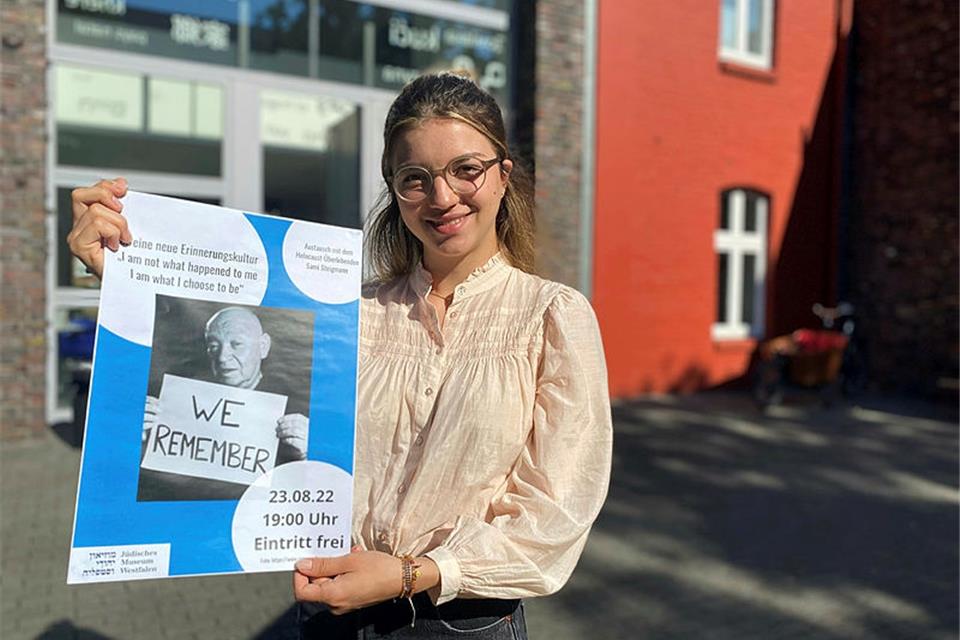 Auf Initiative von Lilian Magdanz (18) kommt der Holocaust-Überlebende Sami Steigmann (auf dem Plakat zu sehen) aus New York zu Zeitzeugen-Gesprächen nach Dorsten und Umgebung.