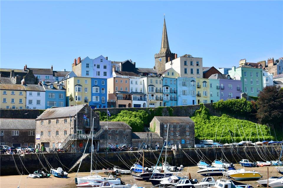 Auf Klippen erbaut: der Küstenort Tenby mit seinen pastellfarbenen Häusern.Ute Müller/dpa-tmn