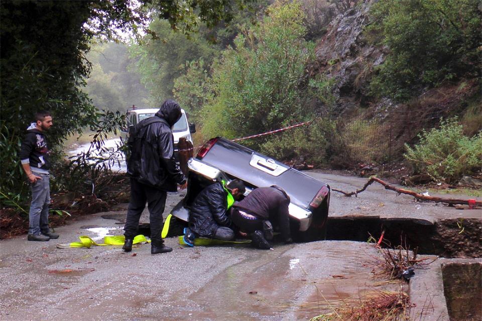 Auf Kreta führen Unwetter zu Überschwemmungen und Straßenschäden.InTime News/AP/dpa