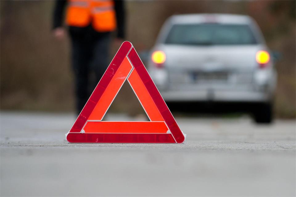 Auf Landstraßen kommt es beim Abbiegen immer wieder zu Unfällen - manchmal auch im Zusammenhang mit Überholmanövern.picture alliance/dpa/dpa-tmn