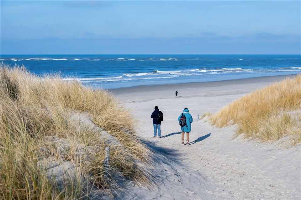 Auf Langeoog gelten die Rauchverbotszonen während der Strandkorbsaison von Ende März bis Mitte Oktober. (Archivbild)Hauke-Christian Dittrich/dpa