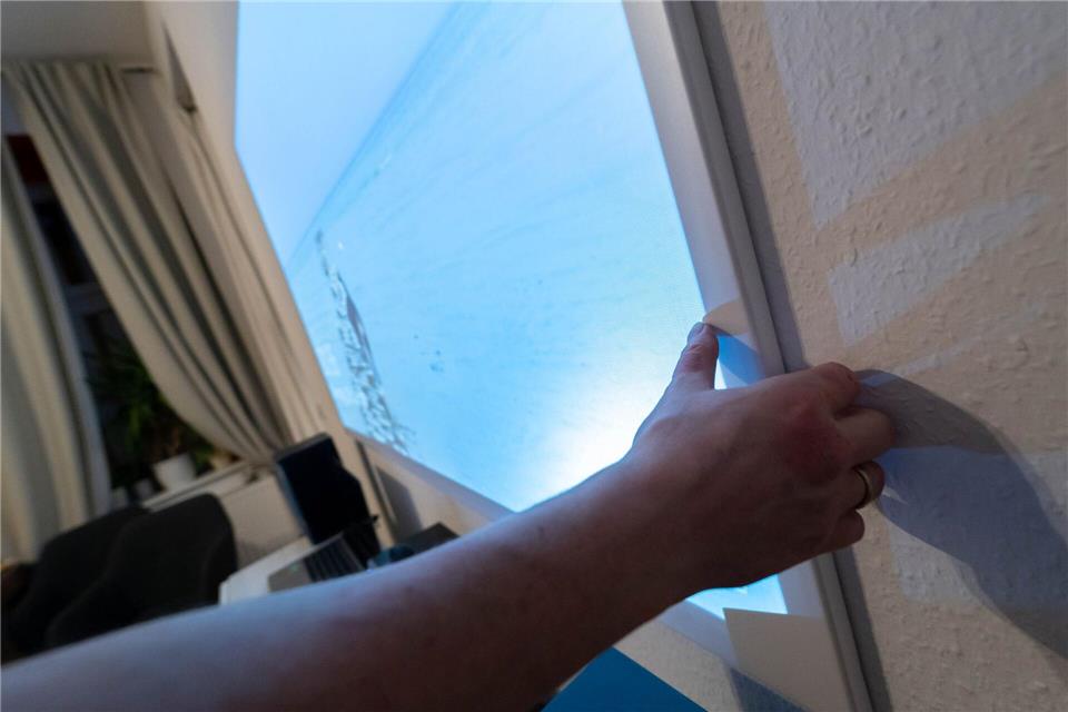 Auf Leinwänden produzieren Beamer prima Bilder - vor allem, wenn diese undurchsichtig sind. Draußen lassen sich aber am einfachsten windsichere Tücher mit Ösen spannen.Florian Schuh/dpa-tmn