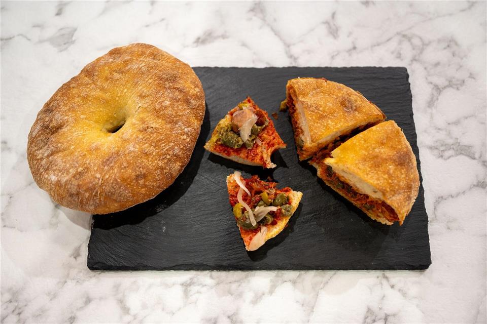 Auf Malta hat es mehr etwas von Sandwich, auf Gozo eher Pizzaartiges: Ftira, sprich „ffff-teer-ah“ ist ein ringförmiges maltesisches Brot mit einer wunderbaren crispy Kruste.  Nico Tapia/dpa-tmn